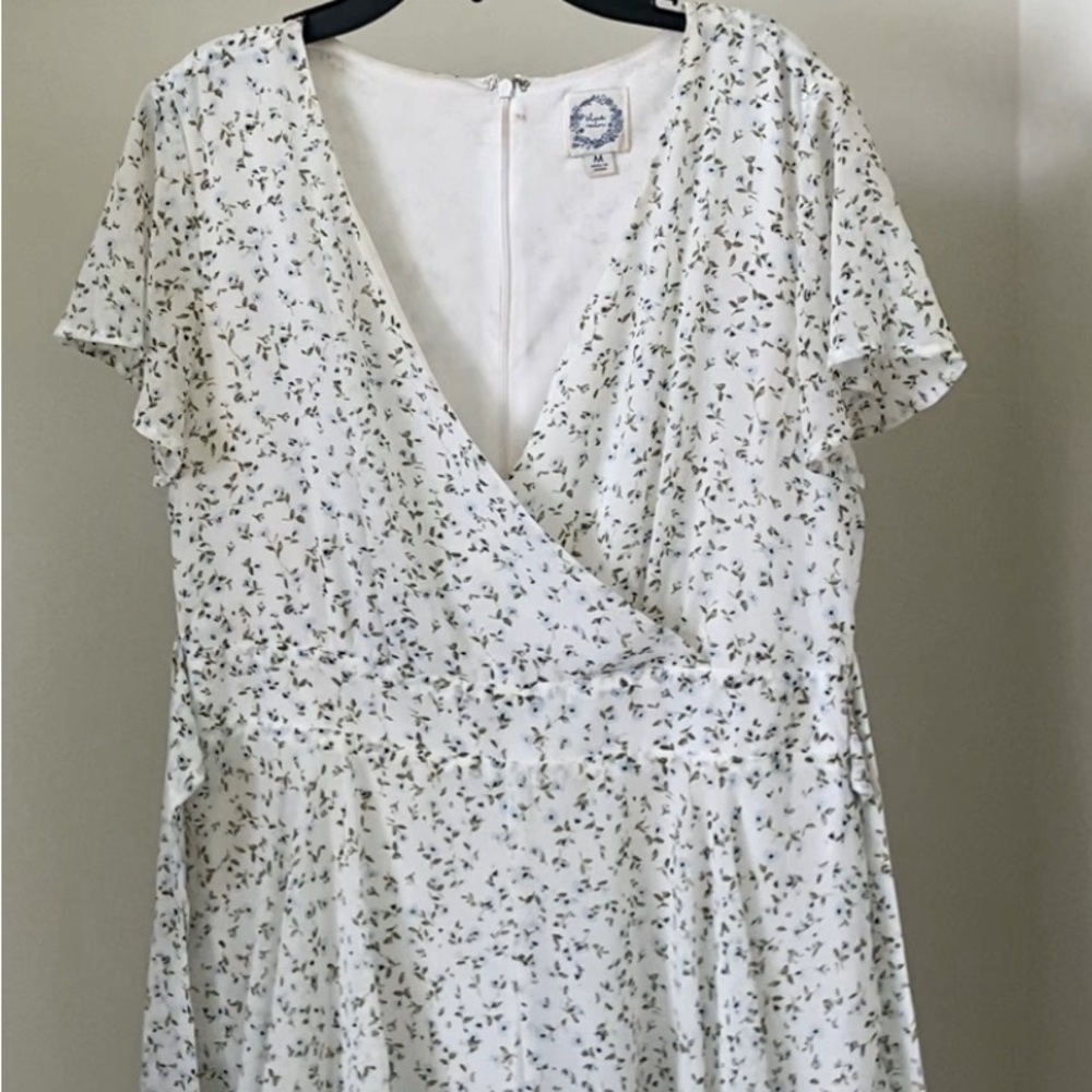 stunning springtime floral romper, size medium
i am 5’3 for reference :)